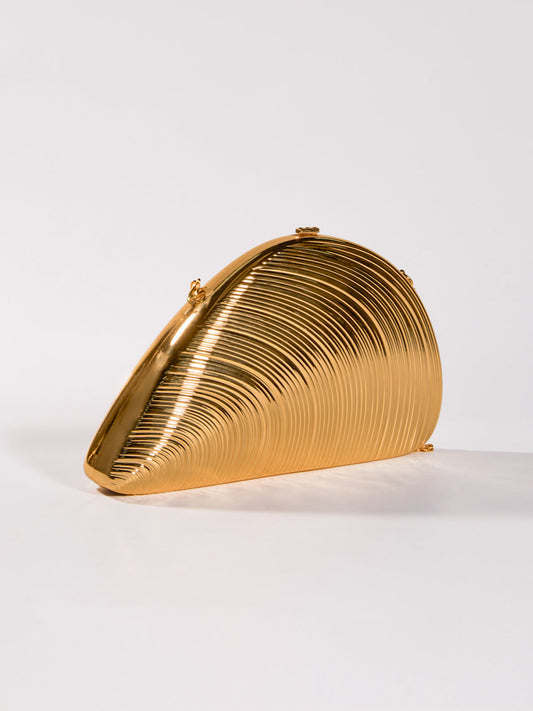 Maika Seashell Convertible Clutch In Gold 